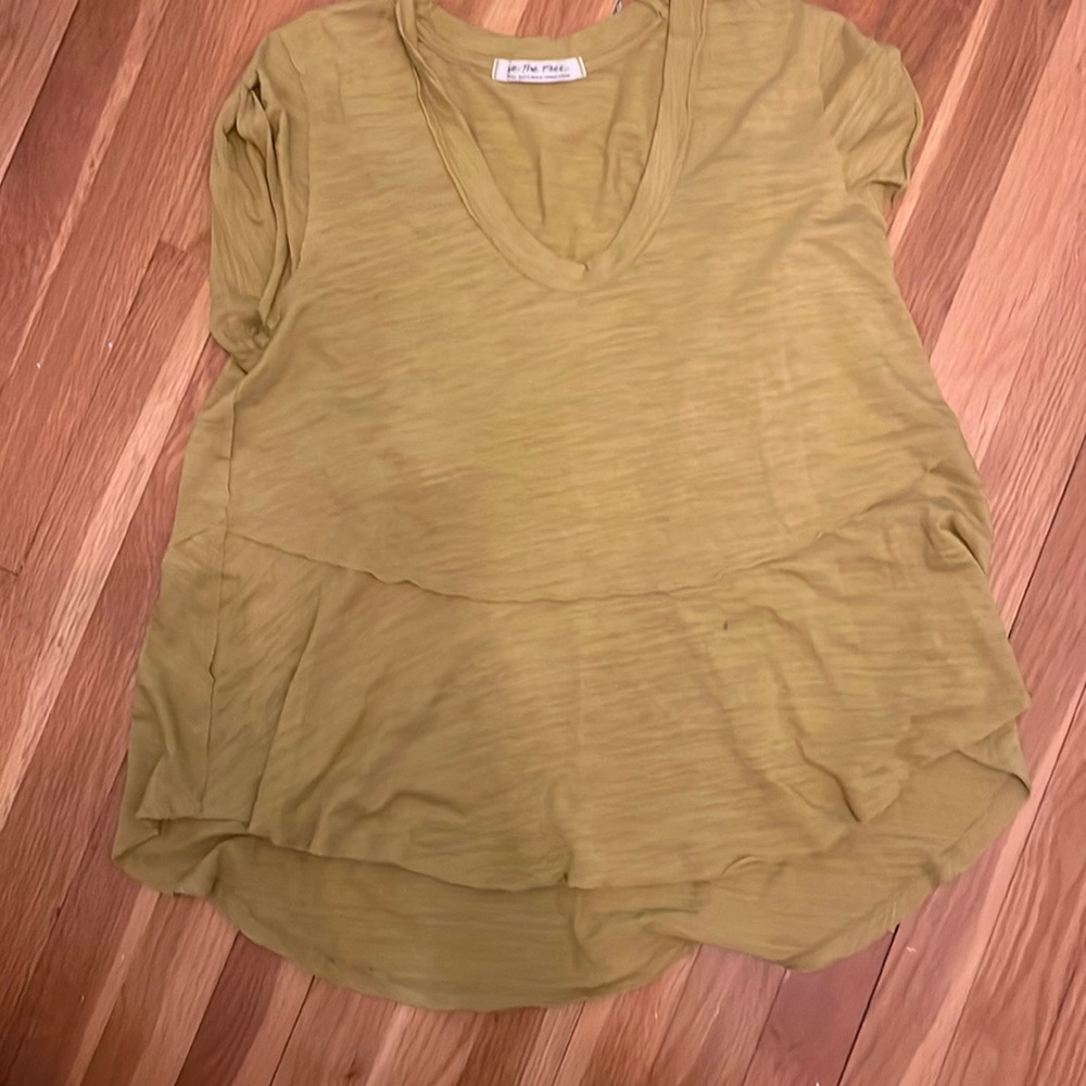 Cute, flory, sleeveless shirt, perfect for summer.